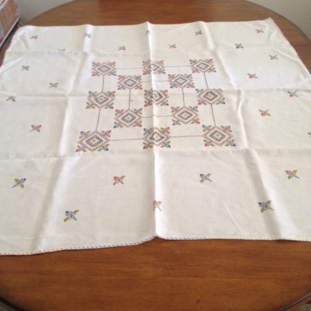 Vintage linen hand stitched cloth and 6 napkins